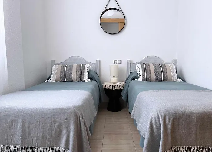 La Pereta: Immaculate Quiet House, Free Parking. Apartmán
