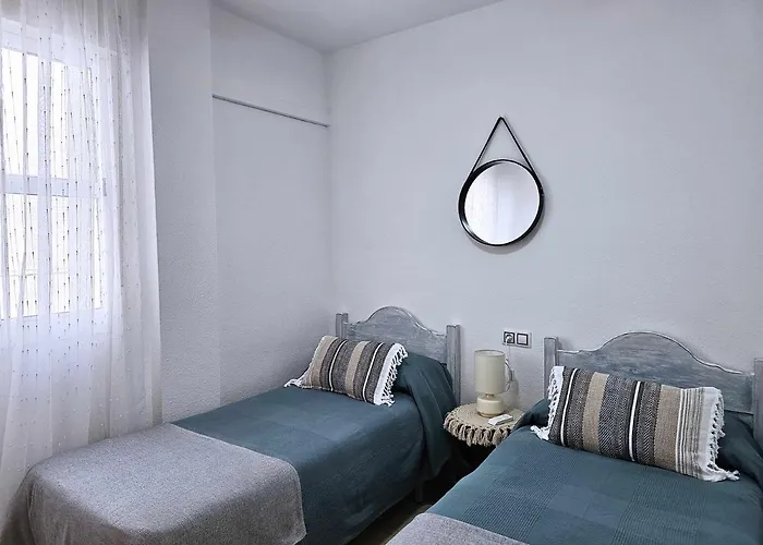 La Pereta: Immaculate Quiet House, Free Parking.
