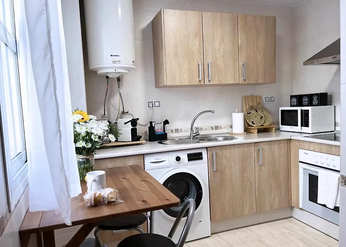 Apartmán La Pereta: Immaculate Quiet House, Free Parking.