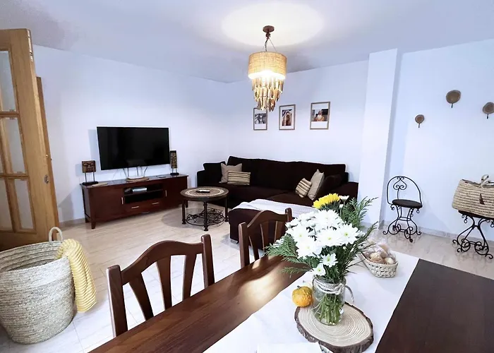 Apartmán La Pereta: Immaculate Quiet House, Free Parking. *
