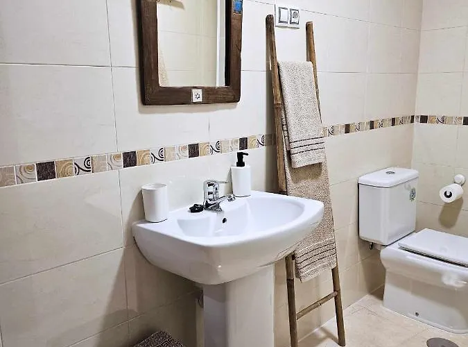 Apartmán La Pereta: Immaculate Quiet House, Free Parking.
